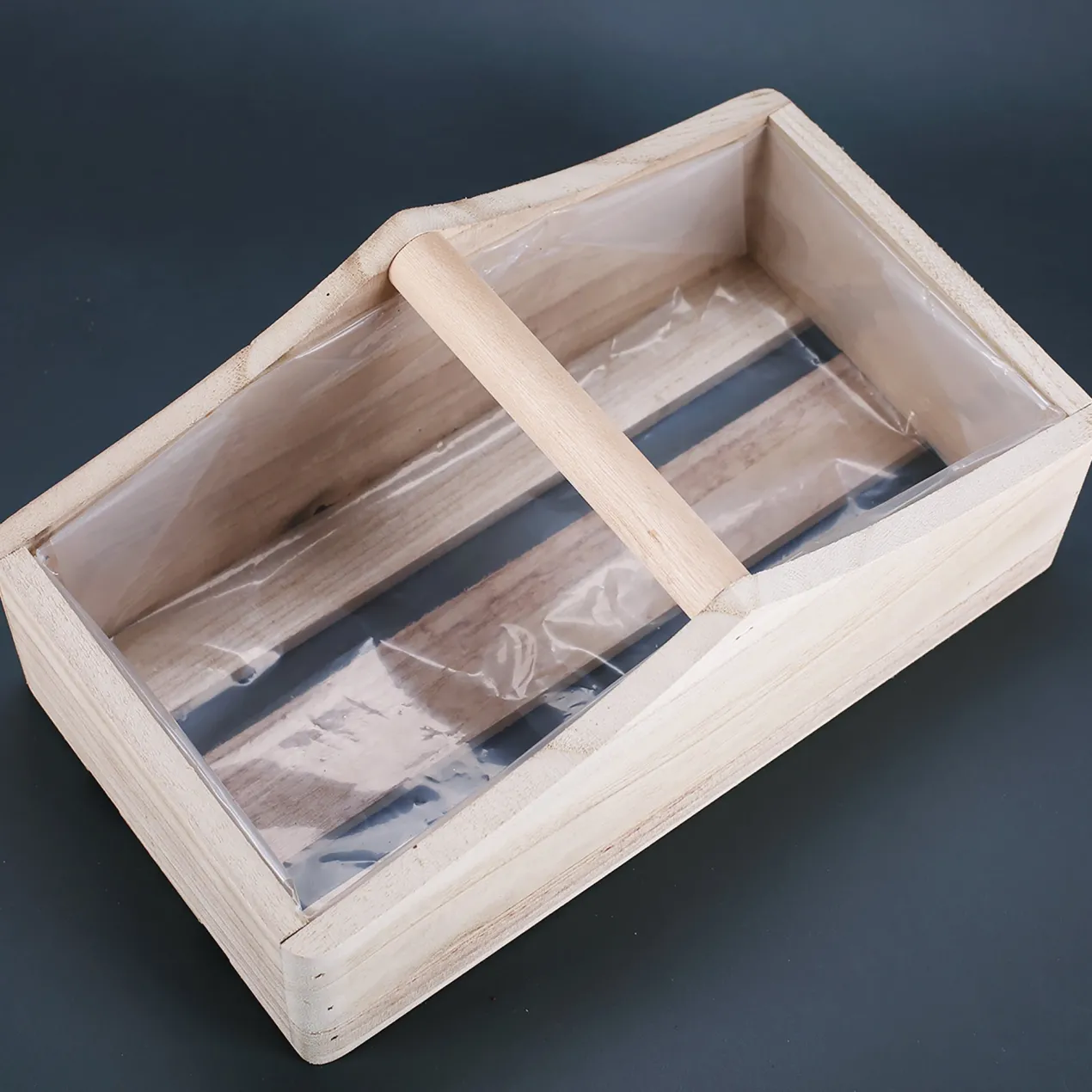 Personalisierter Geschenkkorb & Pflanzkiste 'Frühlingsgrüße' aus Holz mit Wunschtext | 3 Varianten