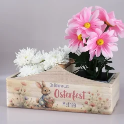 Personalisierter Geschenkkorb zu Ostern mit Hasenmotiv & Name | Pflanzkiste aus Holz mit Blumenmotiv