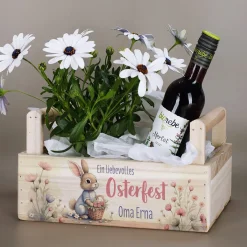 Personalisierter Geschenkkorb zu Ostern mit Hasenmotiv & Name | Pflanzkiste aus Holz mit Blumenmotiv