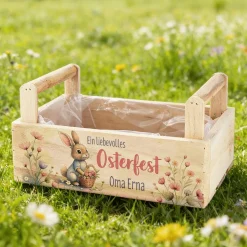 Personalisierter Geschenkkorb zu Ostern mit Hasenmotiv & Name | Pflanzkiste aus Holz mit Blumenmotiv