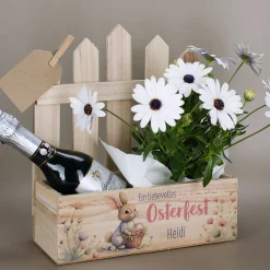 Personalisierter Geschenkkorb zu Ostern mit Hasenmotiv & Name | Pflanzkiste aus Holz mit Blumenmotiv
