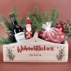 Personalisierter Geschenkkorb zu Weihnachten mit Wunschtext & Winterbouquet-Motiv | Holz-Pflanzkiste