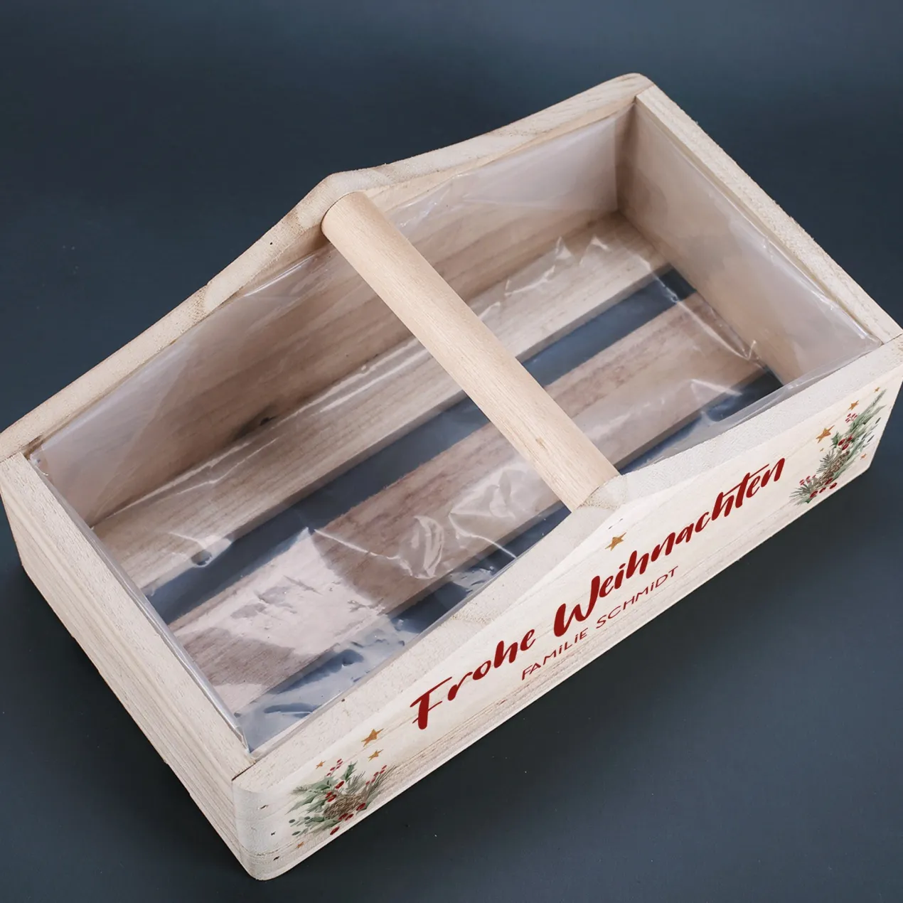 Personalisierter Geschenkkorb zu Weihnachten mit Wunschtext & Winterbouquet-Motiv | Holz-Pflanzkiste