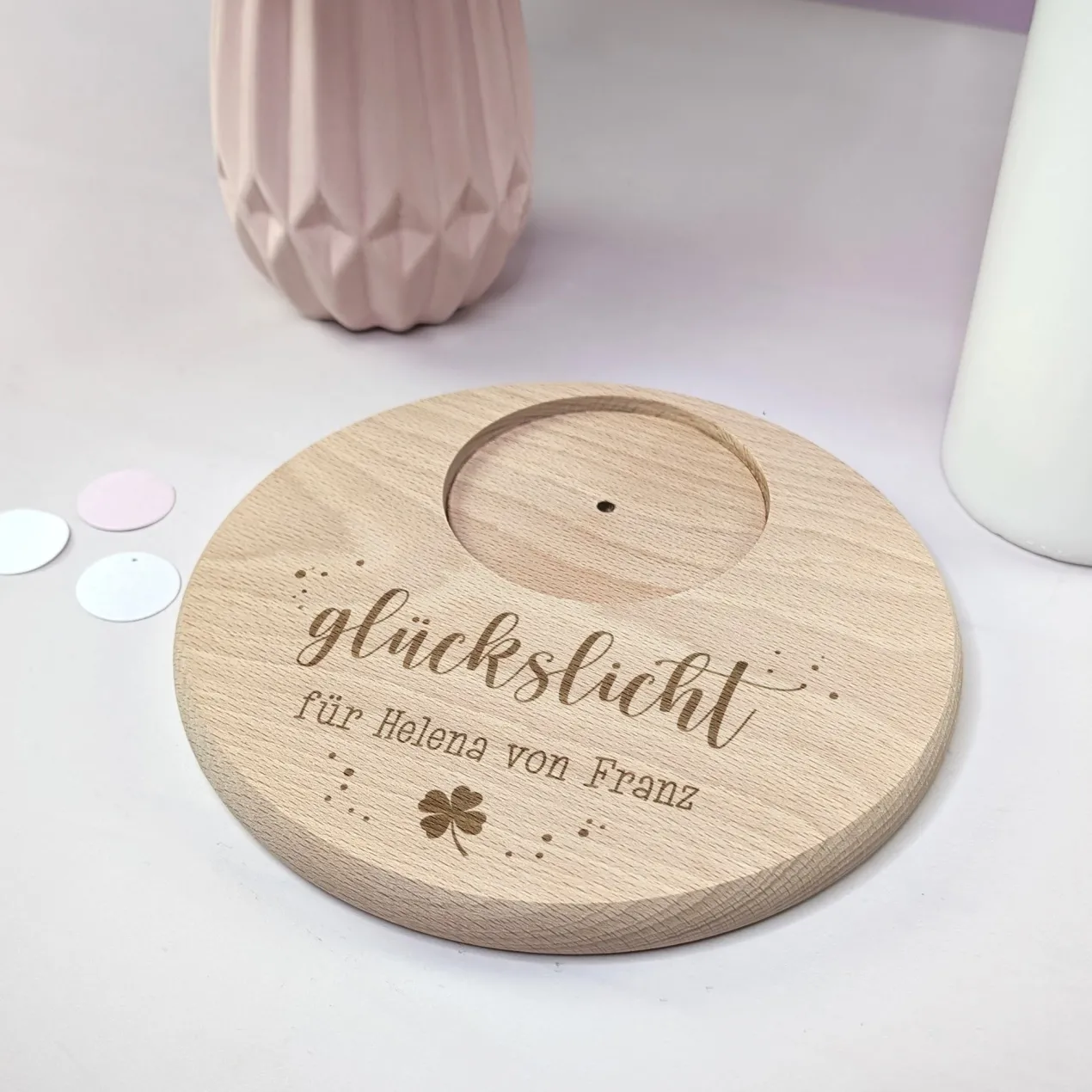 Personalisierter 'Glückslicht' Kerzenteller für geliebte Menschen mit Wunschtext aus Buchenholz
