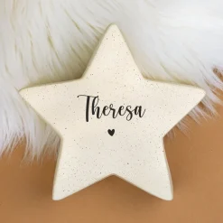 Personalisierter Keramikstern von Leonardo mit Name & Herzmotiv in Creme | Geschenk & Weihnachtsdeko
