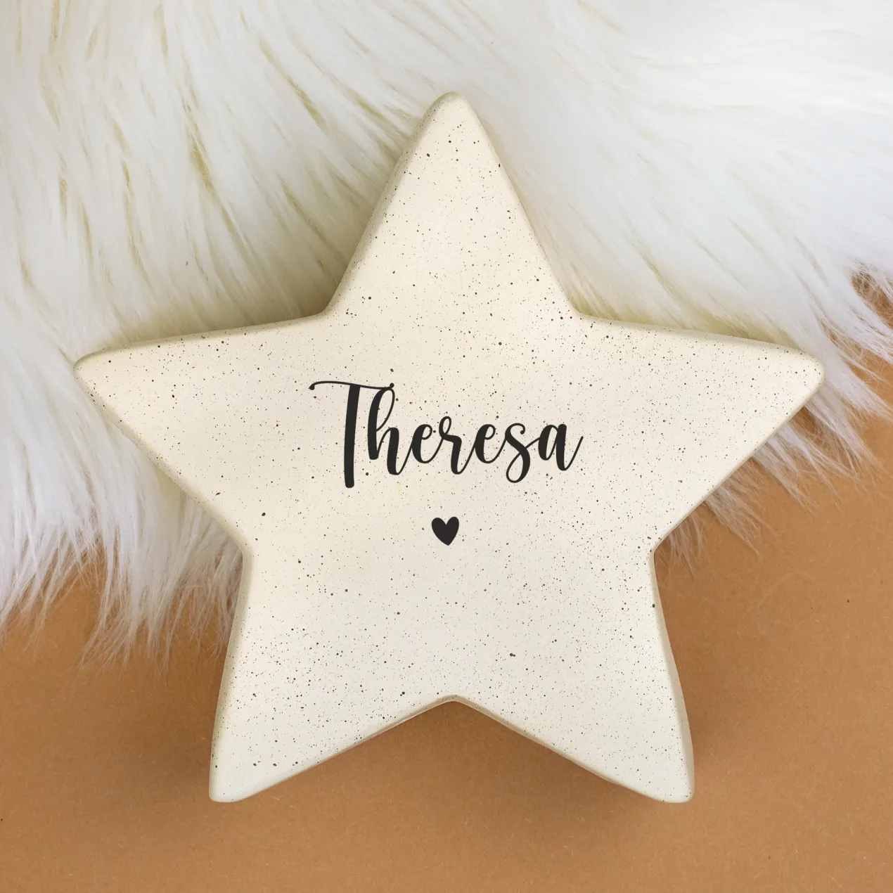 Personalisierter Keramikstern von Leonardo mit Name & Herzmotiv in Creme | Geschenk & Weihnachtsdeko