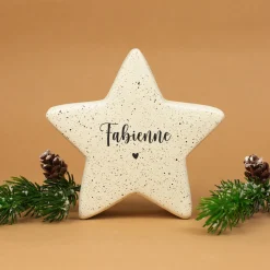 Personalisierter Keramikstern von Leonardo mit Name & Herzmotiv in Creme | Geschenk & Weihnachtsdeko
