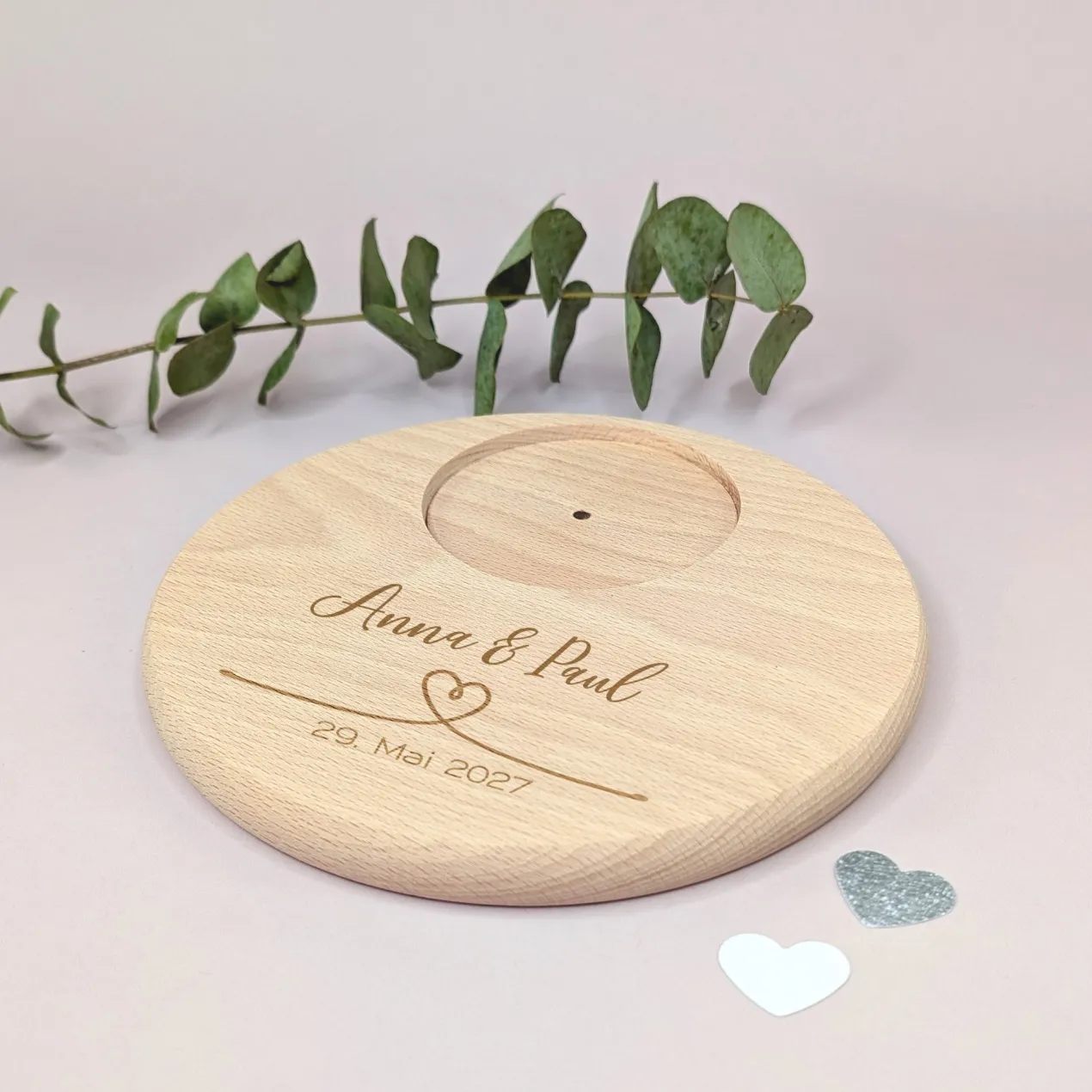 Personalisierter Kerzenteller aus Buchenholz zur Hochzeit graviert mit Namen und Datum