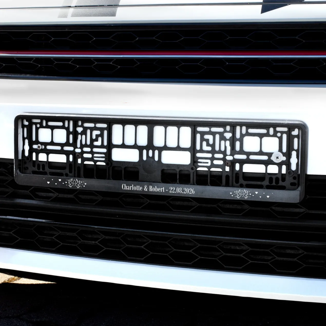Personalisierter KFZ Kennzeichen Halter zur Hochzeit | Nummernschild Halterung mit Tauben & Herzen