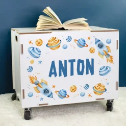 Personalisierte Rollbox aus Holz von clipfritz - Spielzeugkiste mit Weltraum Motiv & Name für Jungen