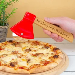 Personalisierter Pizzaschneider in Axtform mit Gravur | Pizzamesser mit Bambusgriff & Wunschtext