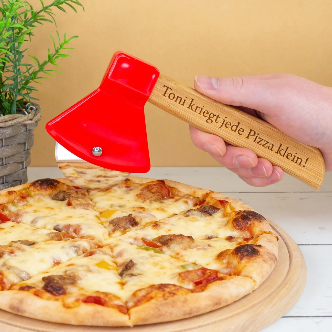 Personalisierter Pizzaschneider in Axtform mit Gravur | Pizzamesser mit Bambusgriff & Wunschtext