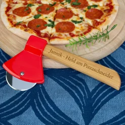 Personalisierter Pizzaschneider in Axtform mit Gravur | Pizzamesser mit Bambusgriff & Wunschtext