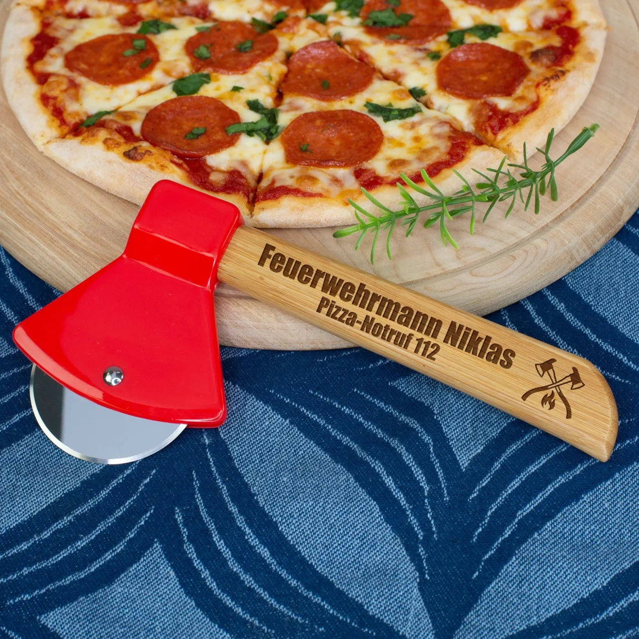 Personalisierter Pizzaschneider als Feuerwehr Axt mit Gravur | Lustiges Geschenk für die Küche