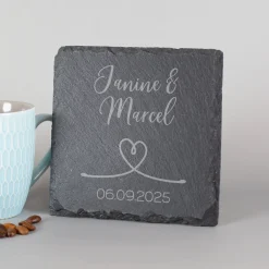 Personalisierter Schiefer-Untersetzer für den Hochzeitstisch mit Gravur | Love Motiv