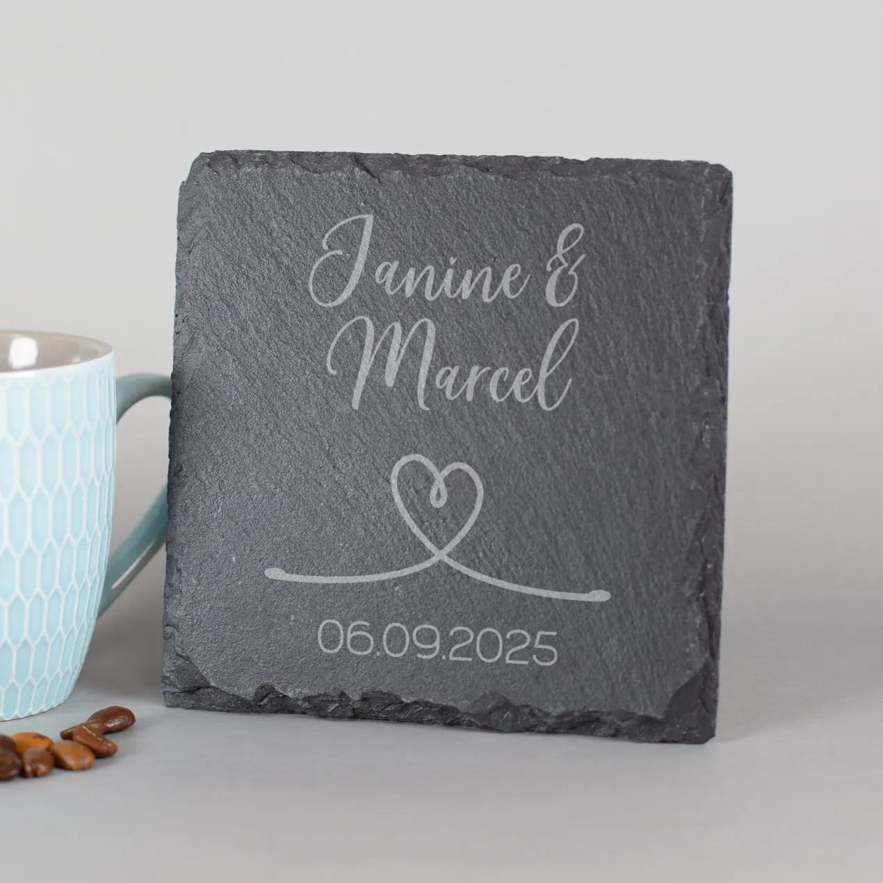 Personalisierter Schiefer-Untersetzer für den Hochzeitstisch mit Gravur | Love Motiv