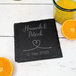 Personalisierter Schiefer-Untersetzer für den Hochzeitstisch mit Gravur | Love Motiv