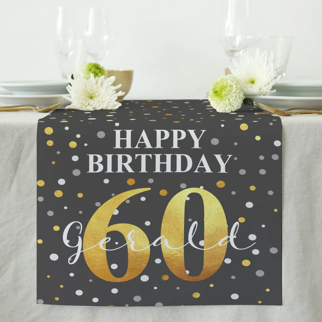 Personalisierter Tischläufer zum Geburtstag mit Name & Alter in Schwarz | Zwei Längen | Konfetti Motiv