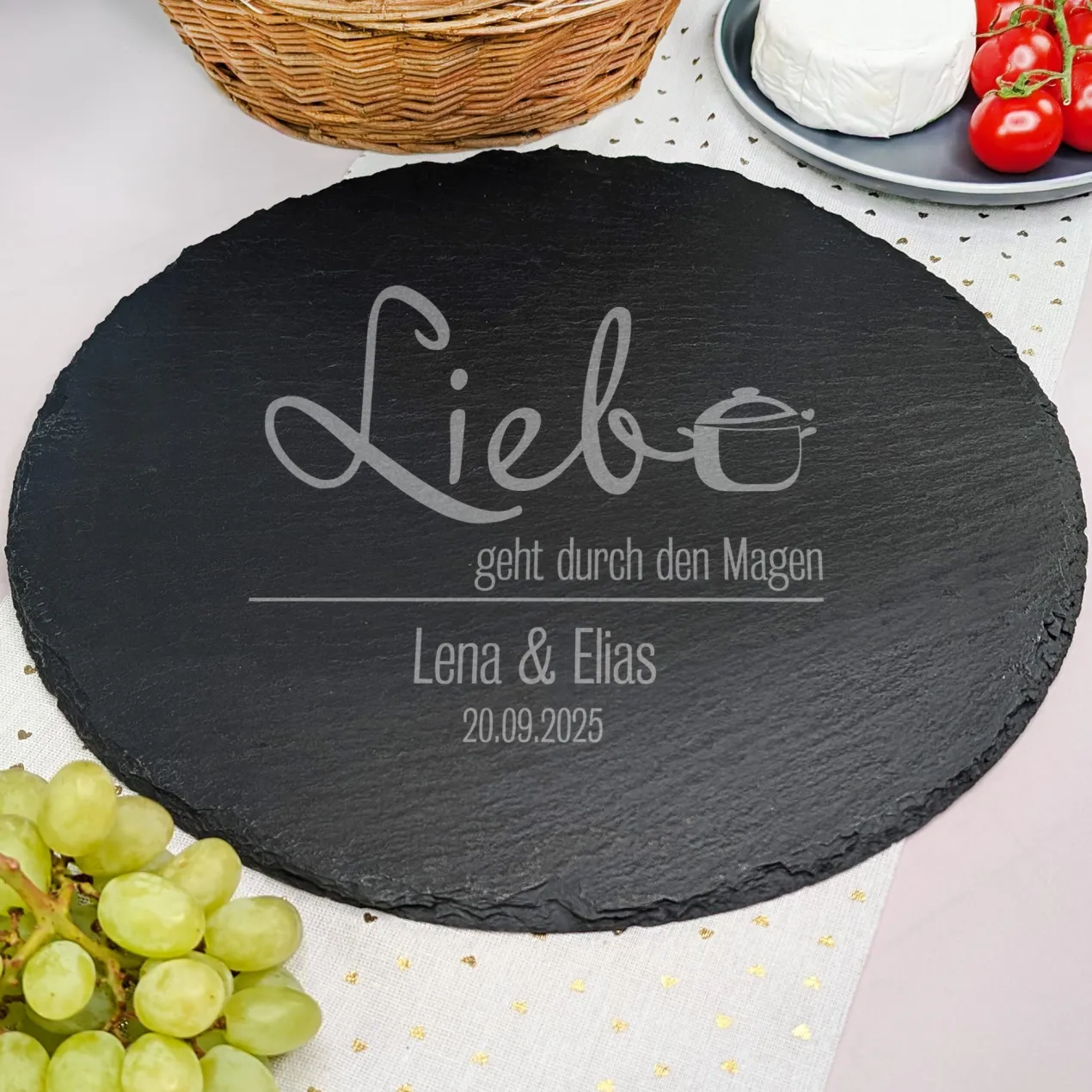 Personalisierte runde Servierplatte aus Schiefer mit Namen und Datum für Paare | Liebe