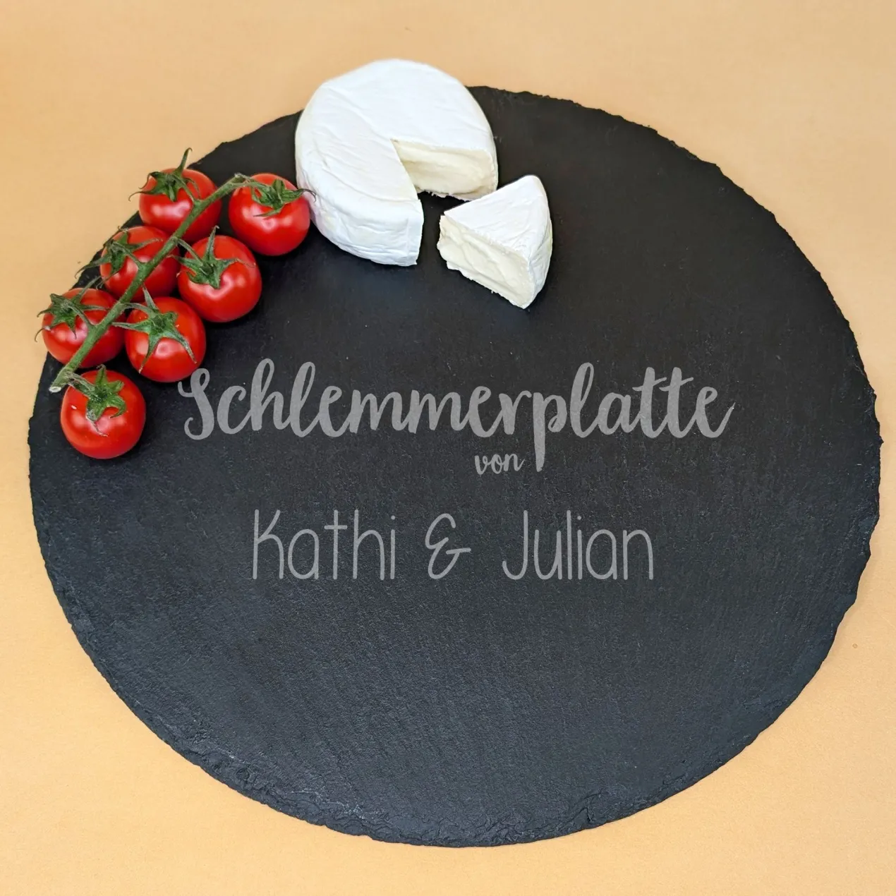 Personalisierte runde Servierplatte aus Schiefer mit Namen für Paare | Schlemmerplatte