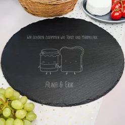 Personalisierte runde Servierplatte aus Schiefer mit Namen für Paare | Toast und Marmelade