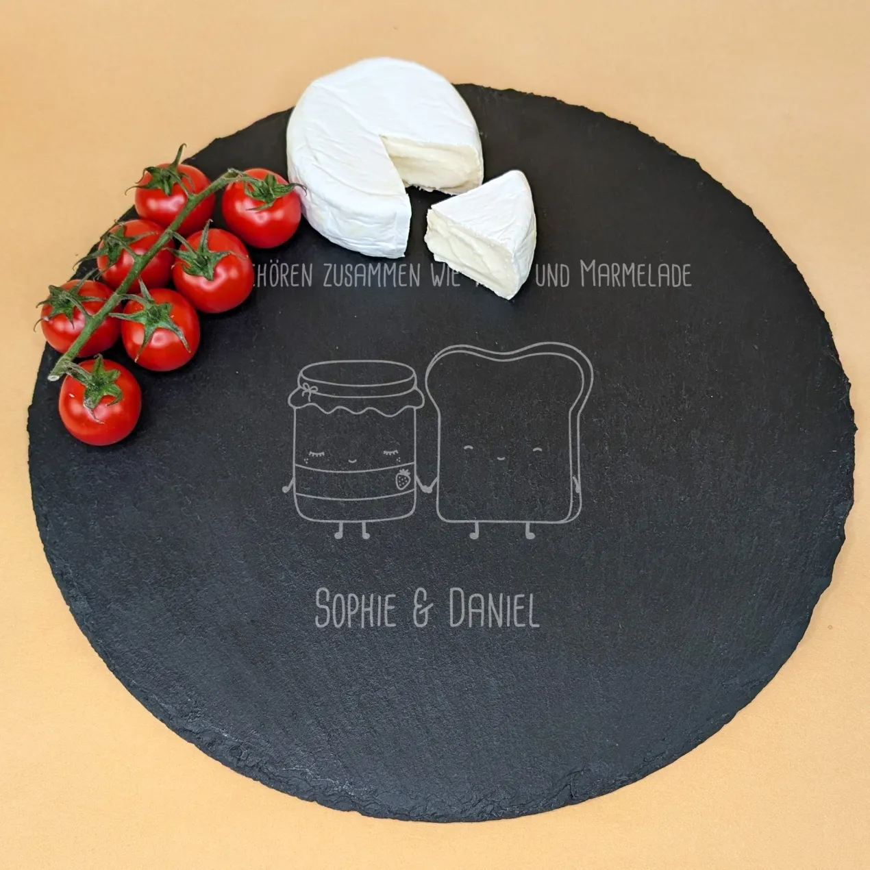 Personalisierte runde Servierplatte aus Schiefer mit Namen für Paare | Toast und Marmelade