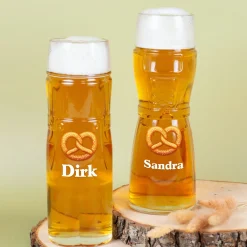 Personalisiertes Bierglas im Design einer Lederhose oder Dirndl mit Name | Brezel Motiv