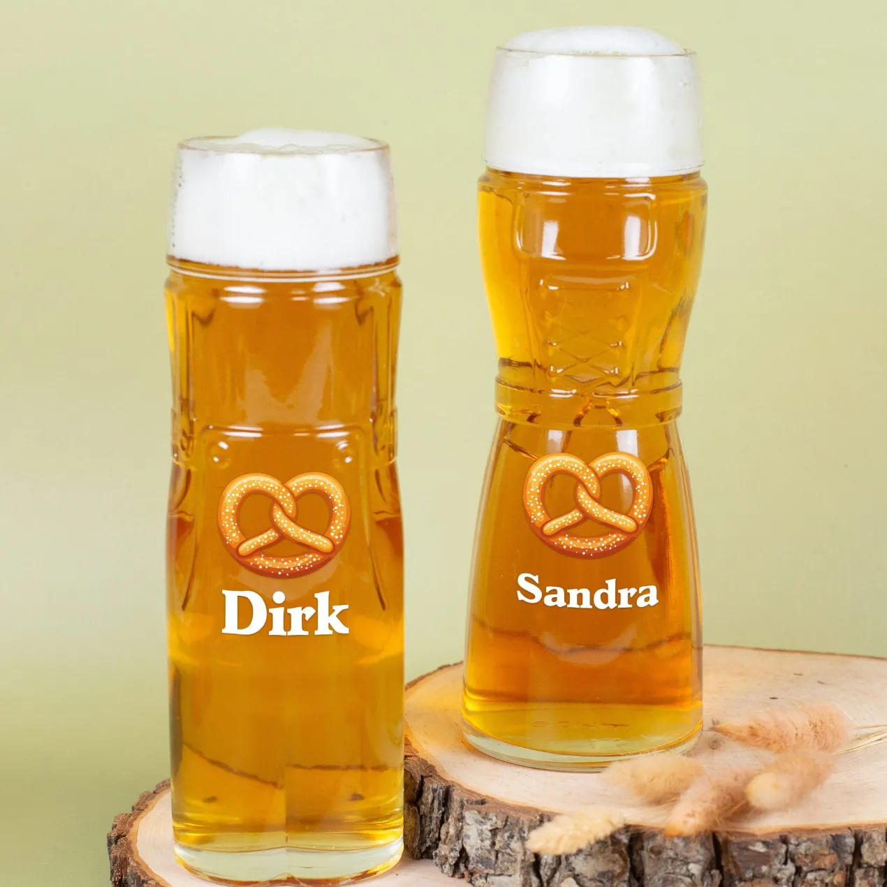 Personalisiertes Bierglas im Design einer Lederhose oder Dirndl mit Name | Brezel Motiv