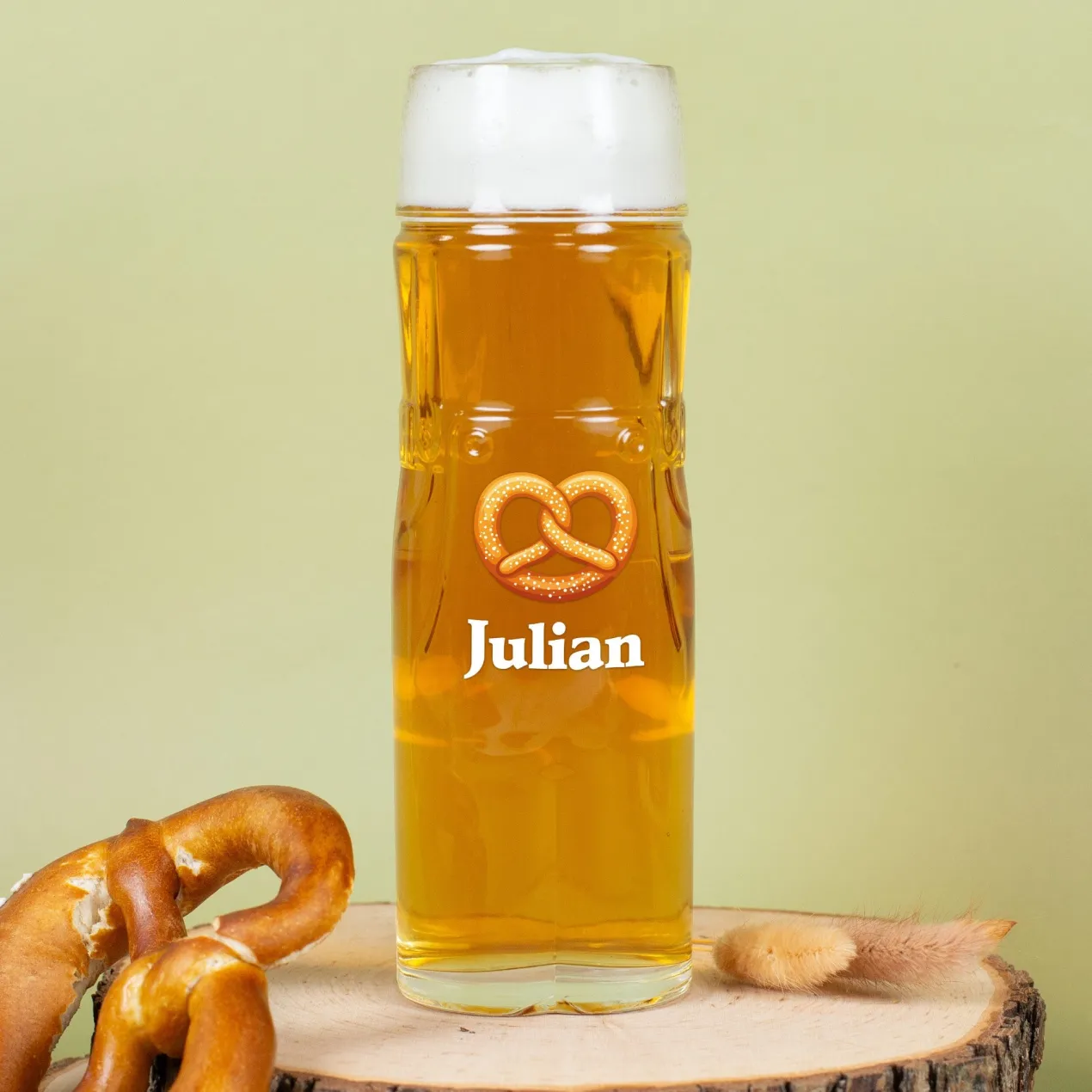 Personalisiertes Bierglas im Design einer Lederhose oder Dirndl mit Name | Brezel Motiv