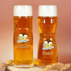 Personalisiertes Bierglas im Design einer Lederhose oder Dirndl mit Name | Oans, zwoa, gsuffa!