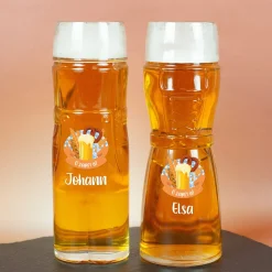 Personalisiertes Bierglas im Design einer Lederhose oder Dirndl mit Name und bayerischem Festmotiv