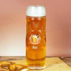 Personalisiertes Bierglas im Design einer Lederhose oder Dirndl mit Name und bayerischem Festmotiv