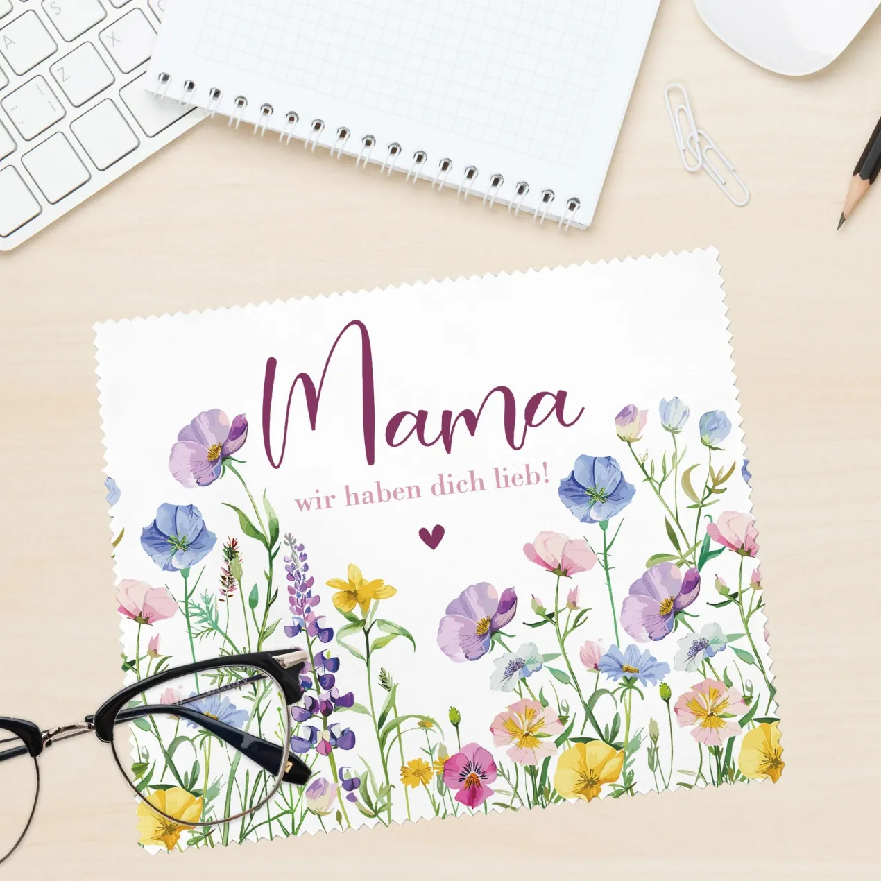 Personalisiertes Brillenputztuch für Mama mit Blumen & Herzmotiv | Geschenk zum Muttertag mit Wunschtext