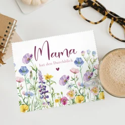 Personalisiertes Brillenputztuch für Mama mit Blumen & Herzmotiv | Geschenk zum Muttertag mit Wunschtext