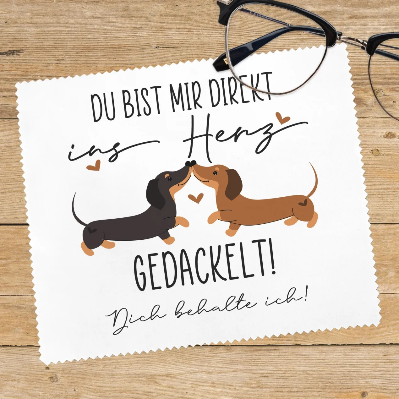 Personalisiertes Brillenputztuch mit Dackel-Motiv & Wunschtext zum Valentinstag | Ins Herz gedackelt