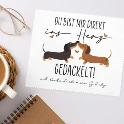 Personalisiertes Brillenputztuch mit Dackel-Motiv & Wunschtext zum Valentinstag | Ins Herz gedackelt