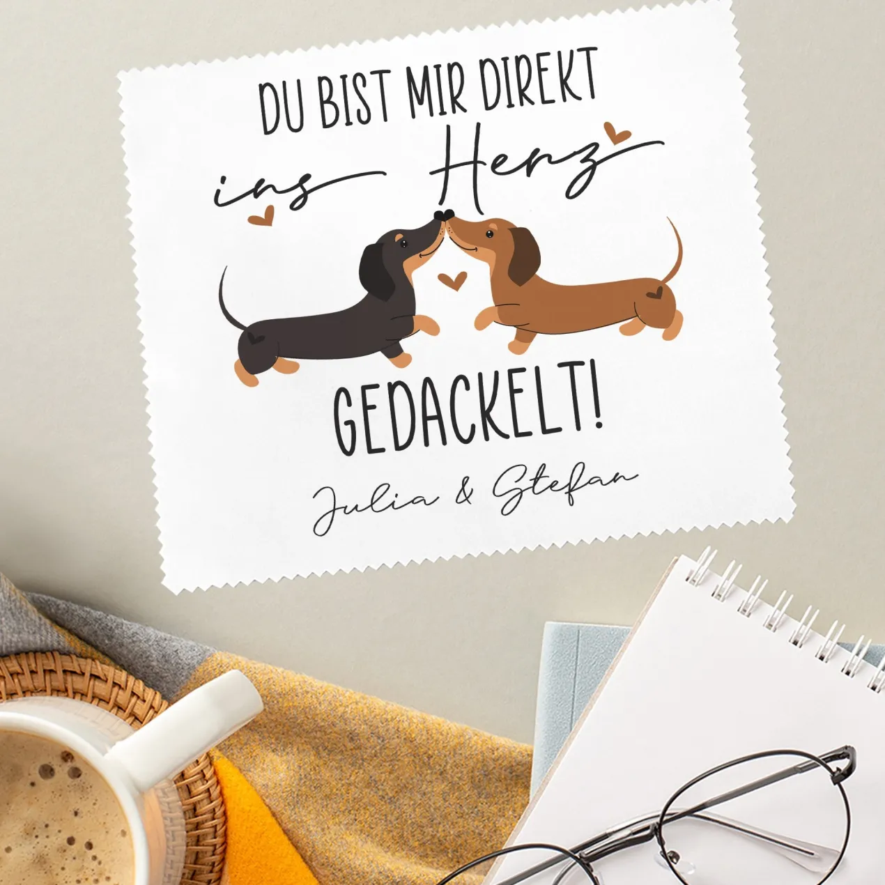 Personalisiertes Brillenputztuch mit Dackel-Motiv & Wunschtext zum Valentinstag | Ins Herz gedackelt