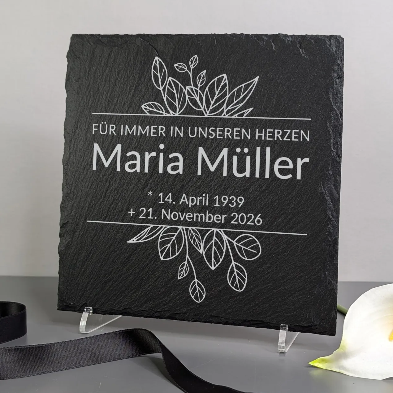 Personalisierte Schieferplatte als Gedenktafel für Traueranlässe | Blätter-Motiv