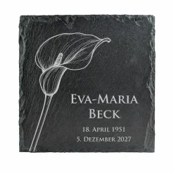 Personalisierte Schieferplatte als Gedenktafel für Traueranlässe | Calla-Motiv