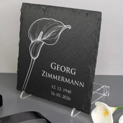 Personalisierte Schieferplatte als Gedenktafel für Traueranlässe | Calla-Motiv