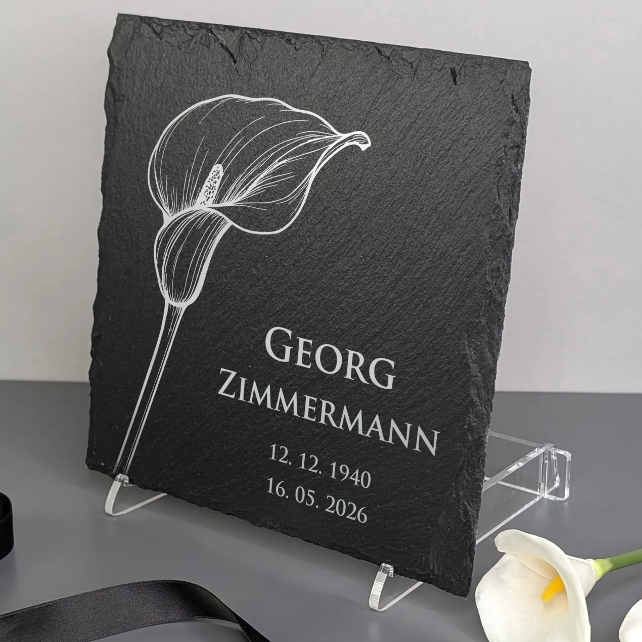 Personalisierte Schieferplatte als Gedenktafel für Traueranlässe | Calla-Motiv