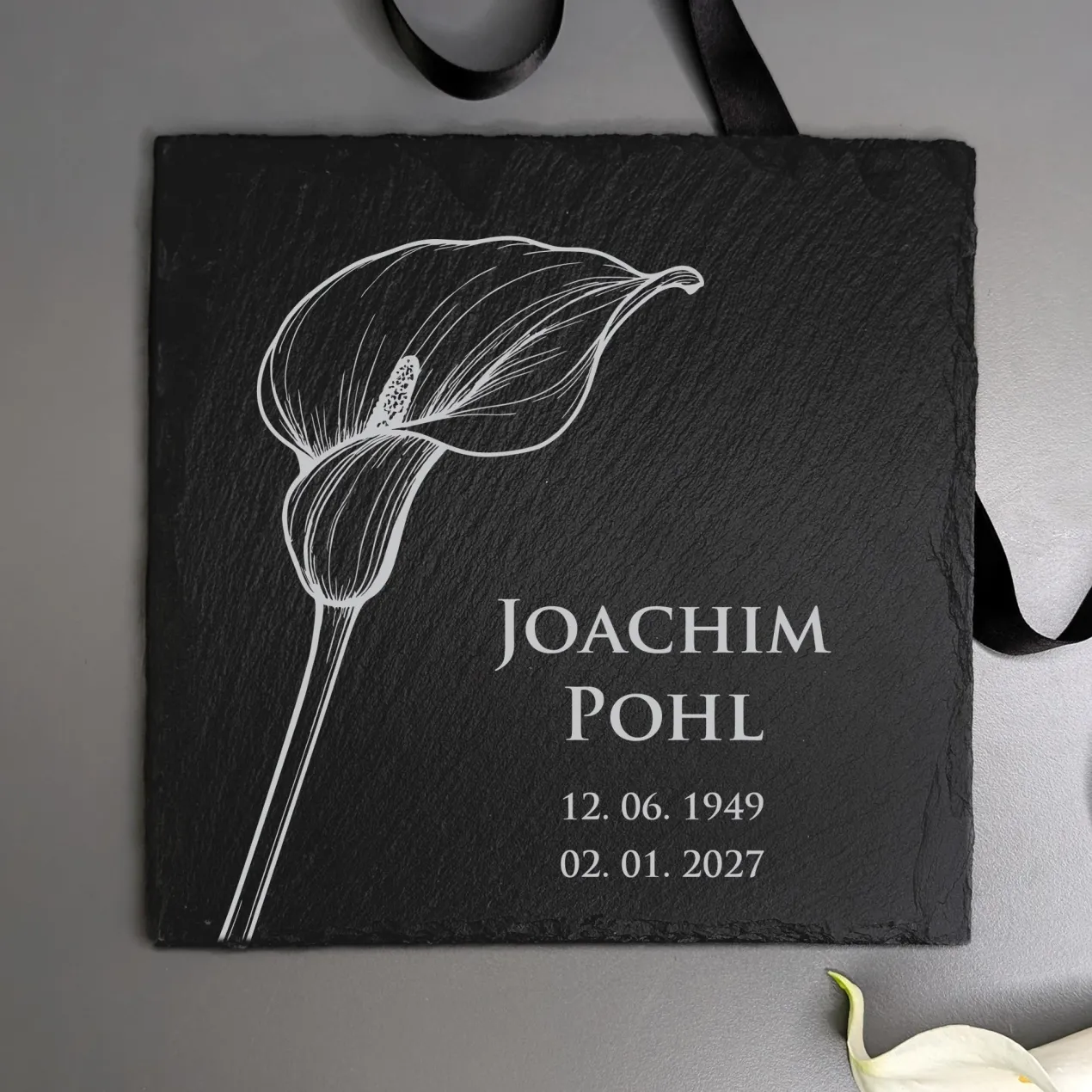 Personalisierte Schieferplatte als Gedenktafel für Traueranlässe | Calla-Motiv