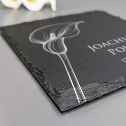 Personalisierte Schieferplatte als Gedenktafel für Traueranlässe | Calla-Motiv