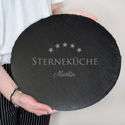 Personalisierte Servierplatte aus Schiefer mit Name gelasert | Rund | Sterneküche