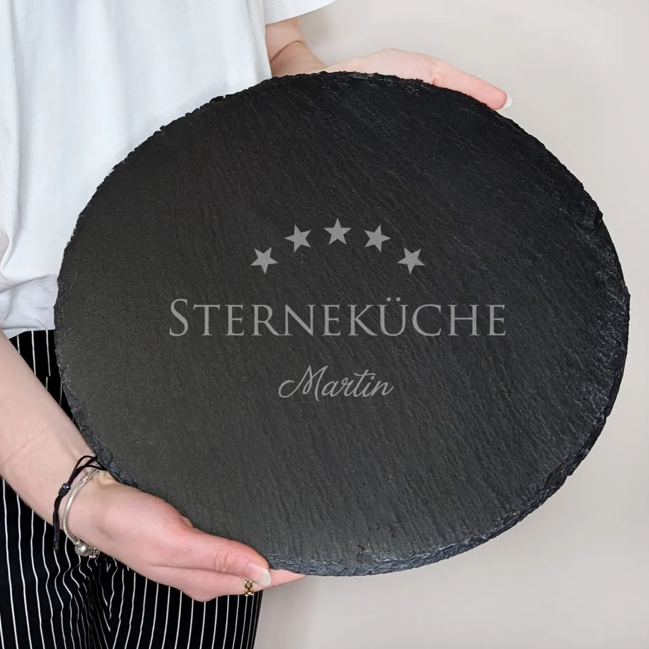 Personalisierte Servierplatte aus Schiefer mit Name gelasert | Rund | Sterneküche