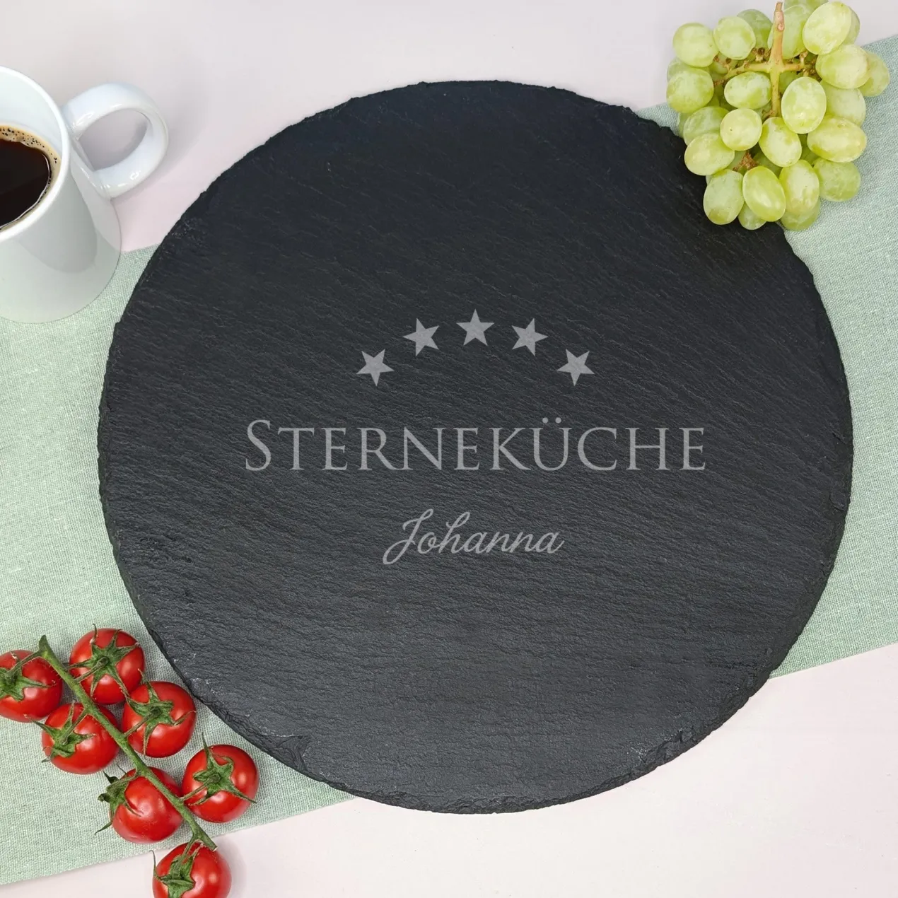 Personalisierte Servierplatte aus Schiefer mit Name gelasert | Rund | Sterneküche