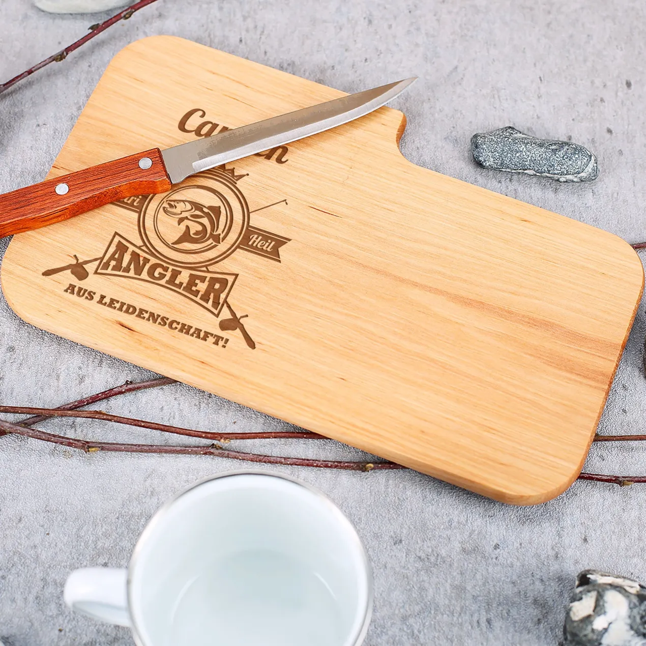 Personalisiertes Frühstücksbrettchen mit Anglermotiv & Name | Holzbrettchen mit Messer für Angler