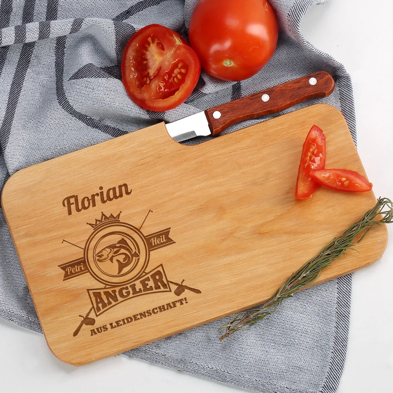 Personalisiertes Frühstücksbrettchen mit Anglermotiv & Name | Holzbrettchen mit Messer für Angler