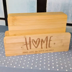 Personalisiertes Frühstücksbrettchen-Set aus Bambus mit Ständer | HOME-Motiv & Wunschtext