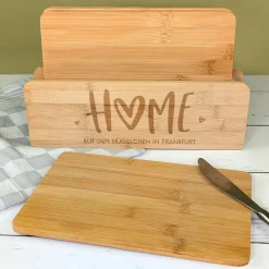Personalisiertes Frühstücksbrettchen-Set aus Bambus mit Ständer | HOME-Motiv & Wunschtext